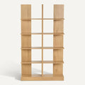 **Technische titel in het Nederlands: Minimalistisch houten boekenkast met open planken**