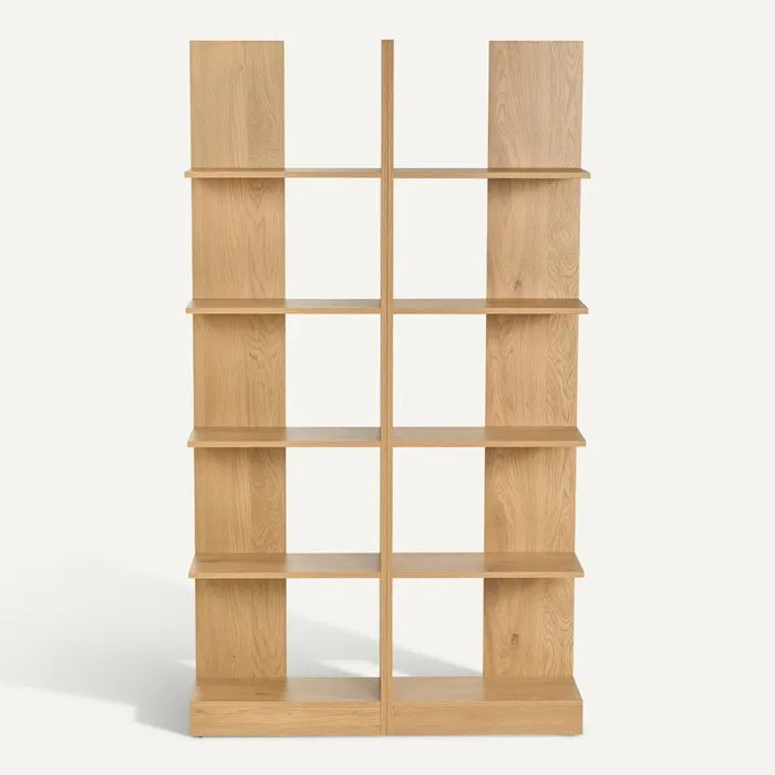 **Technische titel in het Nederlands: Minimalistisch houten boekenkast met open planken**
